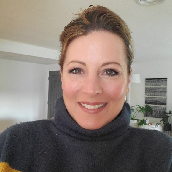 Meet your Posher, Nicole - Picture 3 of 6